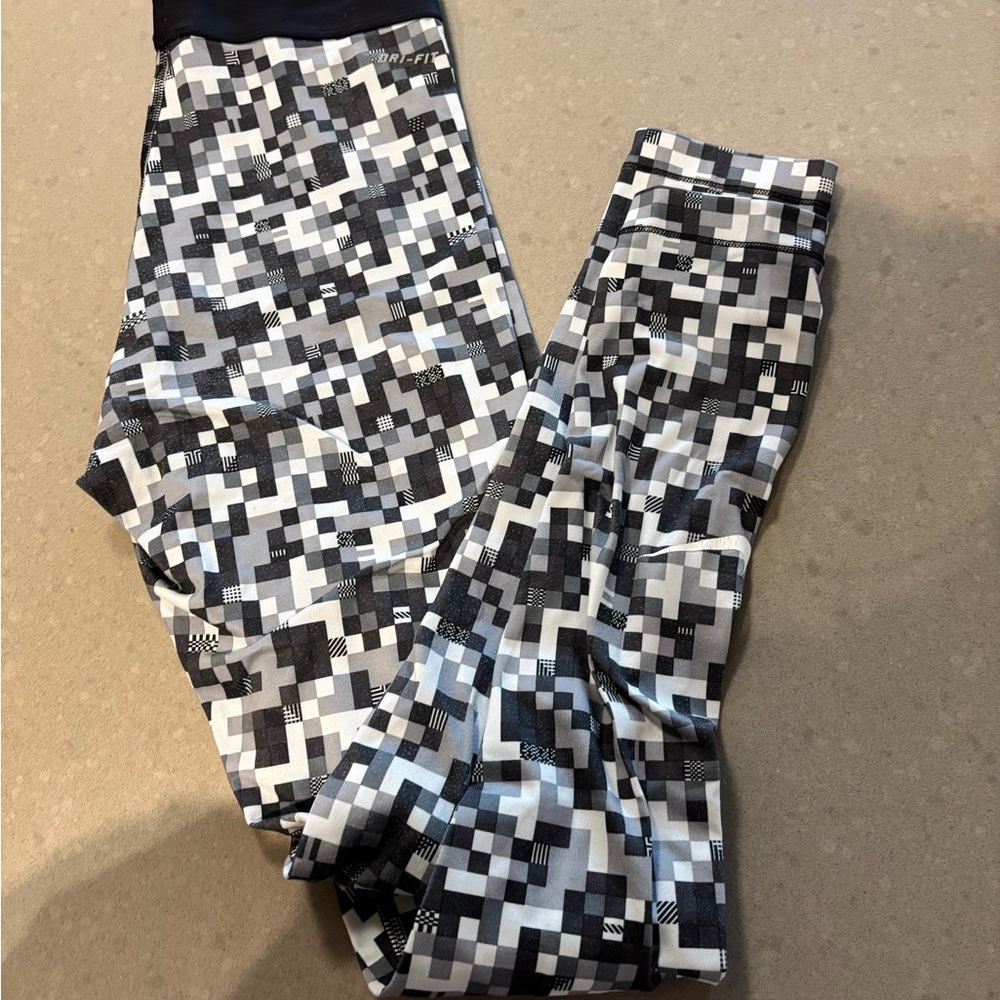 NIKE PRO Geometric Black and Gray Leggings
